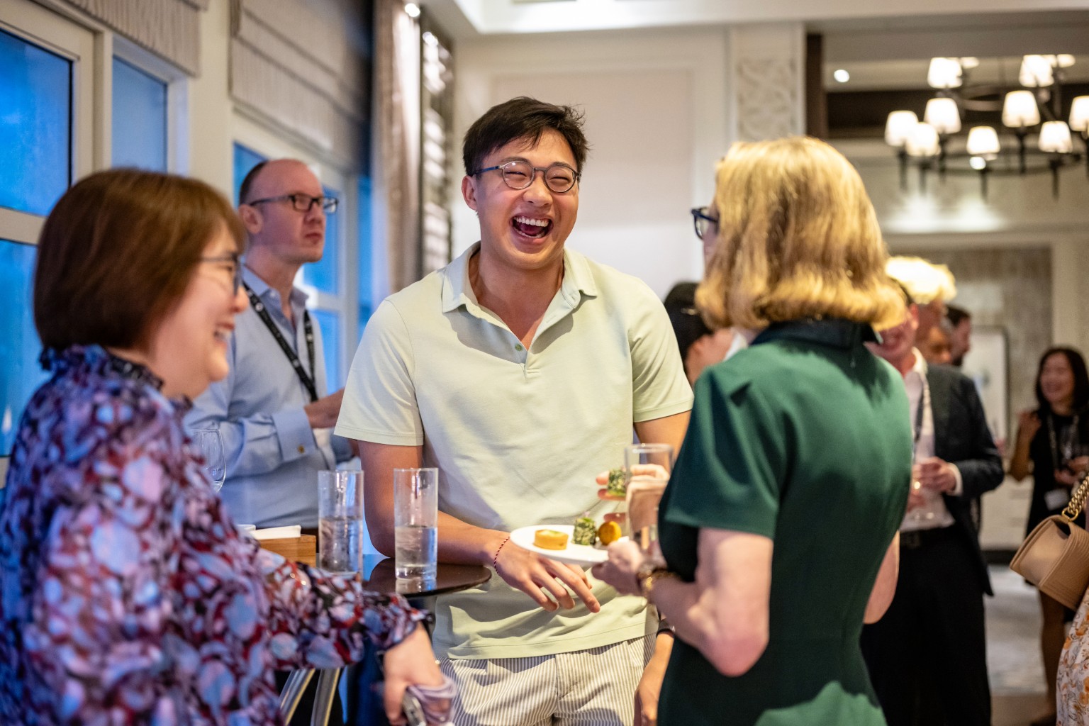 Smiling alumni in conversation with Mary Hockaday