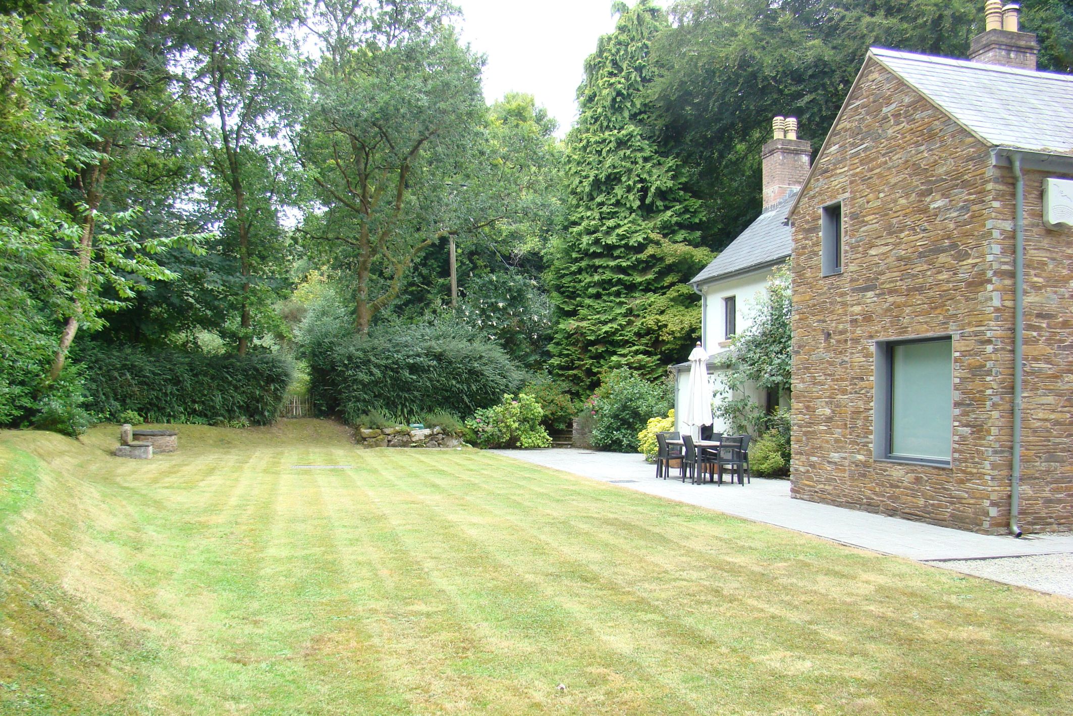 Colour photo showing The Owlacombe Bridge Cottage's fully enclosed garden.